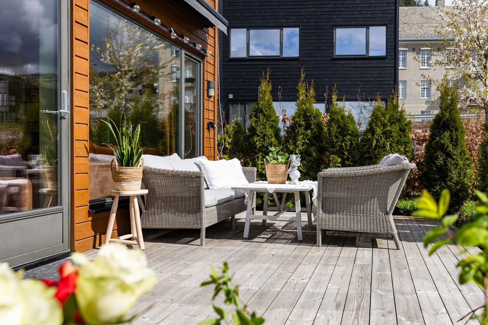 Romslig terrasse med plass til sittegruppe og grønne omgivelser. Galleribilde