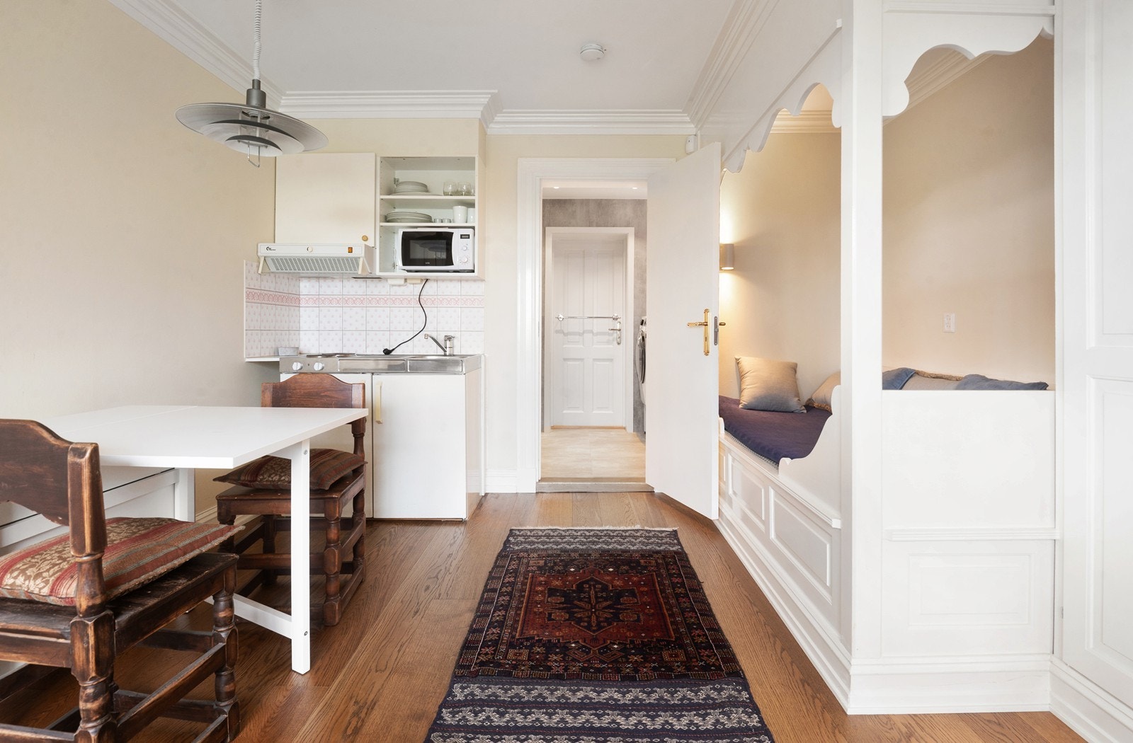 Hybel med bl.a. plassbygget seng og hybelkjøkken, samt nytt moderne bad innenfor Galleribilde