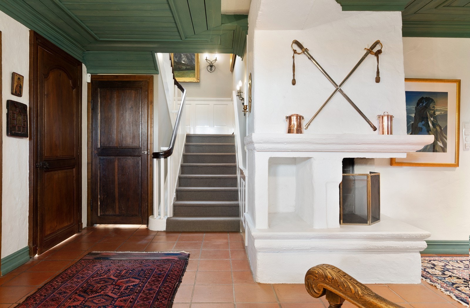 Hallen mot praktisk og romslig allrom / bibliotek / kontor / TV-stue til høyre for peisen Galleribilde