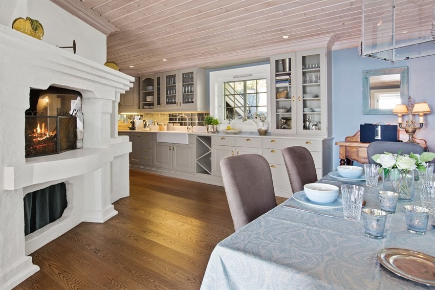 Koselig peis i sittehøyde og klassisk solid kjøkkeninnredning innover rommet gjennomgående mot trappehallen (kjk-innredning er dus grønn farge som ikke kommer så godt frem på dette bildet) Galleribilde