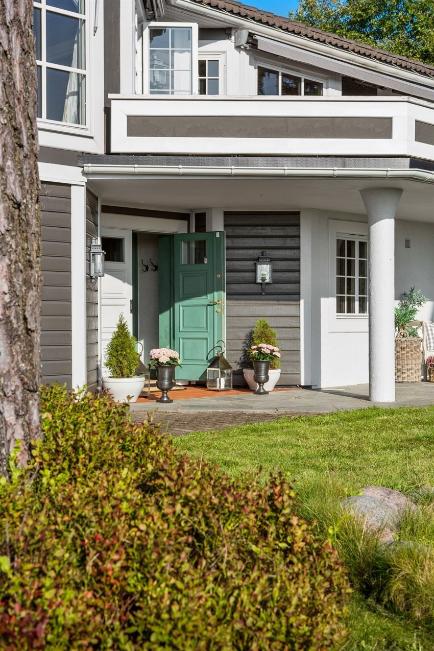 Praktisk overbygget inngangsparti, samt stor overbygget markterrasse mot gressplenen Galleribilde