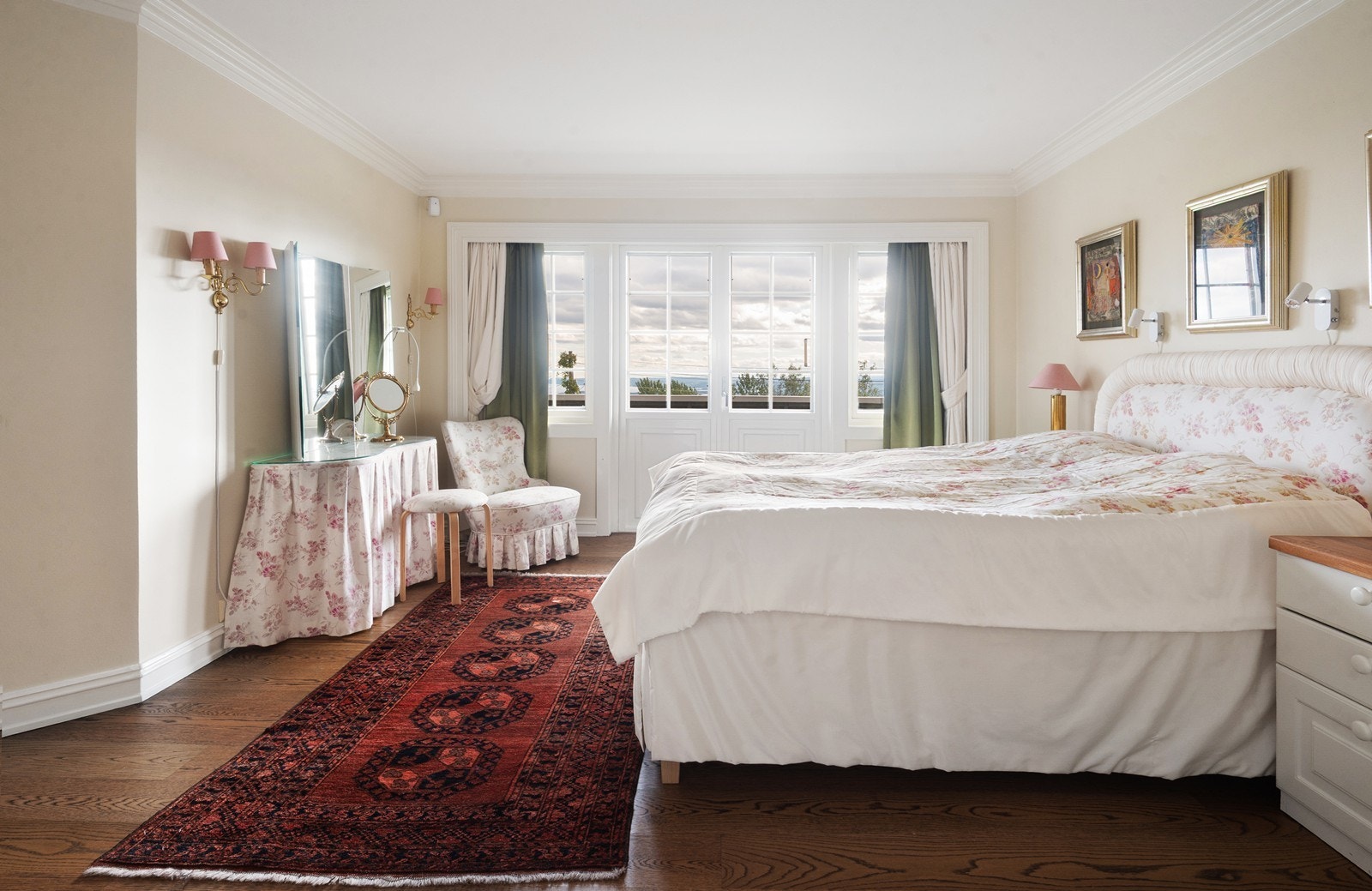 Hovedsoverom med herlig fjordutsikt fra sengen, nytt lekkert bad en-suite, utgang til egen luftebalkong, samt walk-in-closet Galleribilde