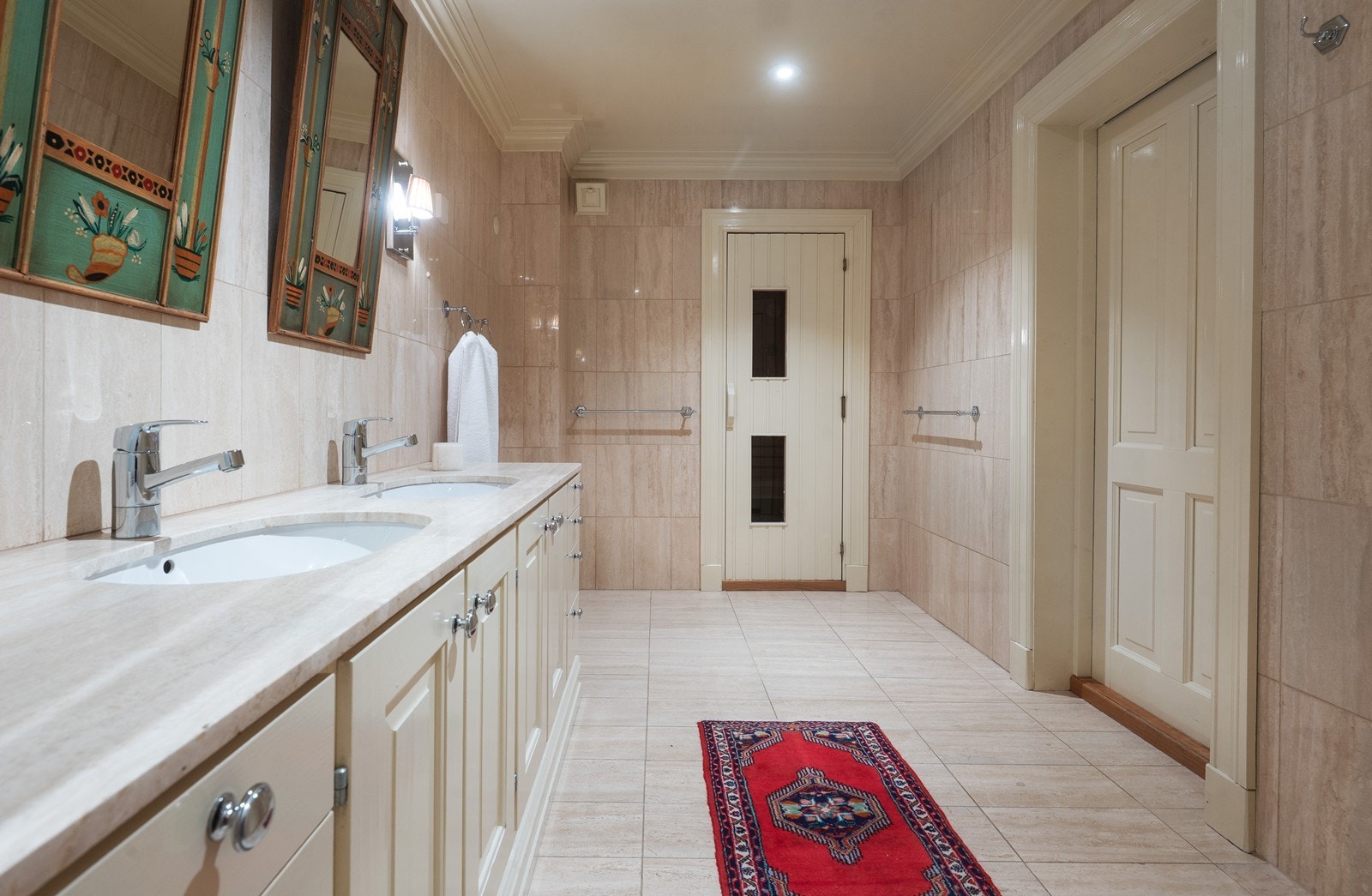 Romslig bad nr. 2 i 1. etg. m/badstue innenfor Galleribilde