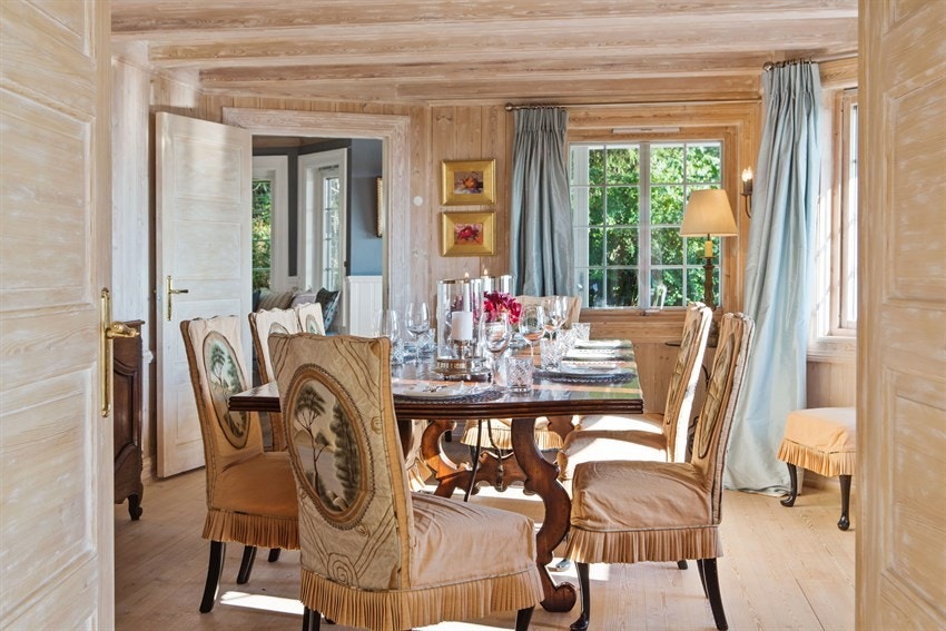 Romslig spisestue som midtstue mellom hovedstuen og spisekjøkkenet - store vindusflater mot utsikten også her Galleribilde