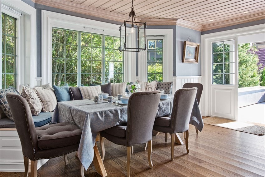 Stort spisekjøkken med romslig spiseplass i karnapp og praktisk direkte utgang til den solrike terrassen Galleribilde