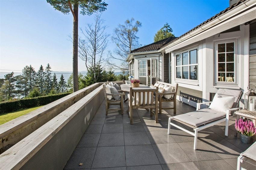 Den store solrike terrassen har god plass til både romslig spiseplass og diverse solstoler mm. Galleribilde