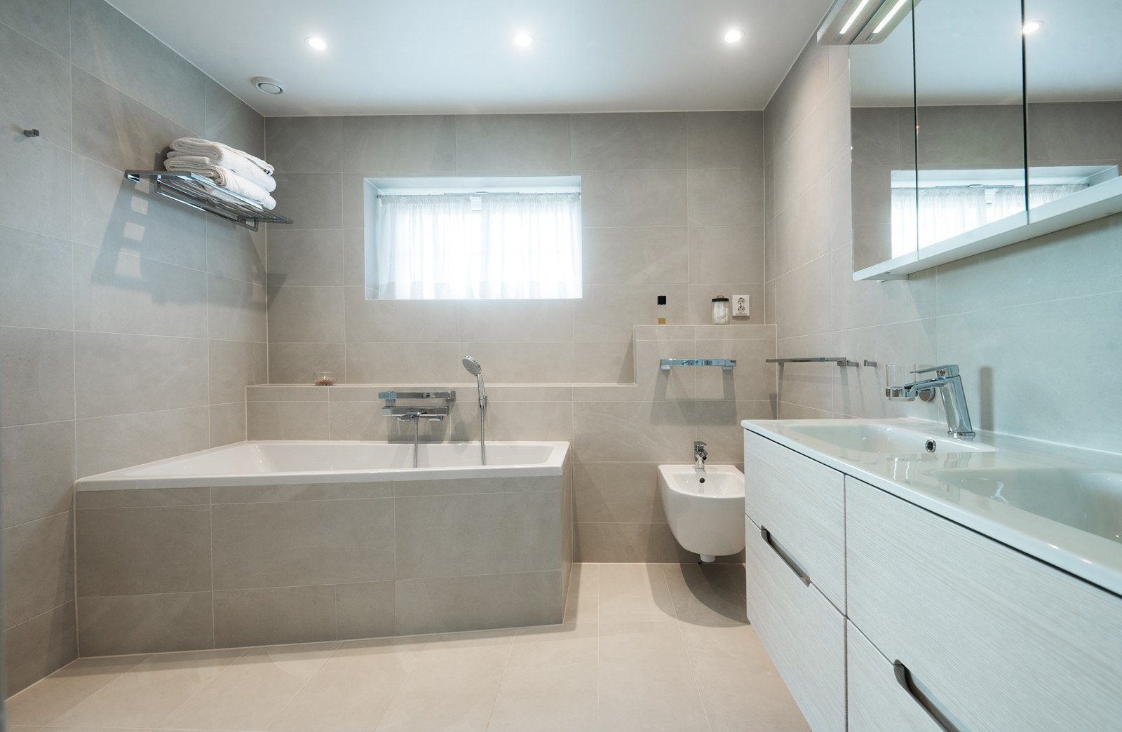 Nytt lekkert bad i meget god størrelse direkte tilknyttet hovedsoverommet Galleribilde