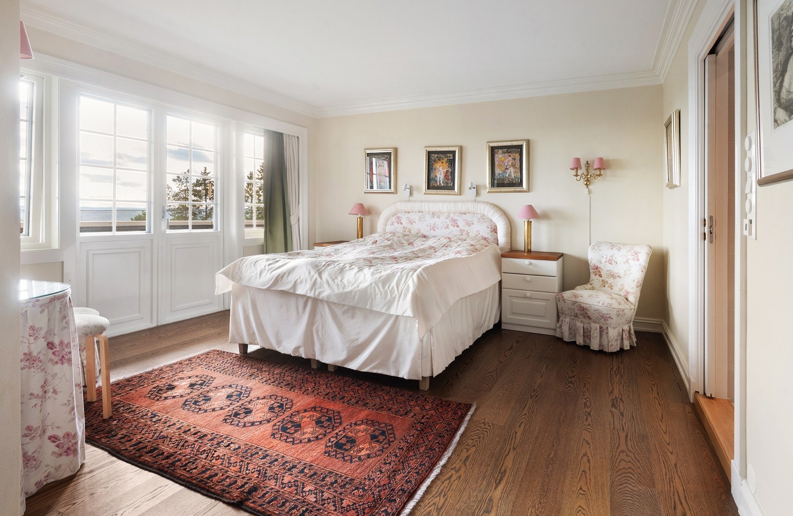 Hovedsoverom med herlig fjordutsikt fra sengen, nytt lekkert bad en-suite, utgang til egen luftebalkong, samt walk-in-closet Galleribilde