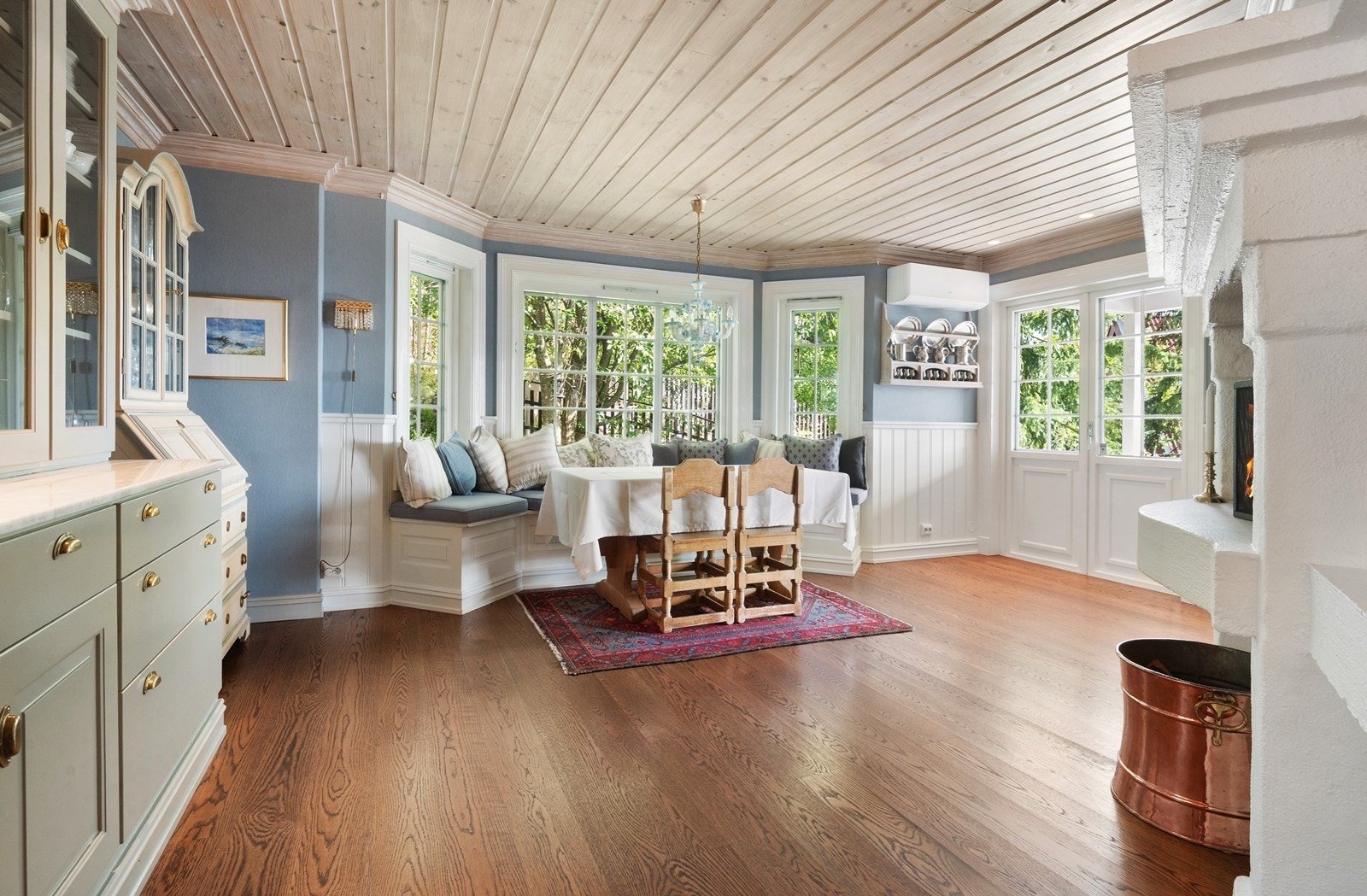 Det er god plass til større spisebord på kjøkkenet om man har behov for det. Dobbel utgangsdør til den solrike terrassen til høyre i bildet Galleribilde