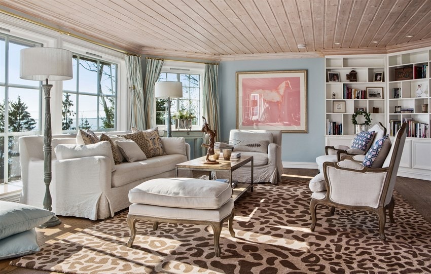 Stor flott stue med herlig panoramautsikt via store vindusflater fra gulv til tak langs hele rommet (ps. himlingen i stuen er p.t. malt og avviker fra dette bildet) Galleribilde