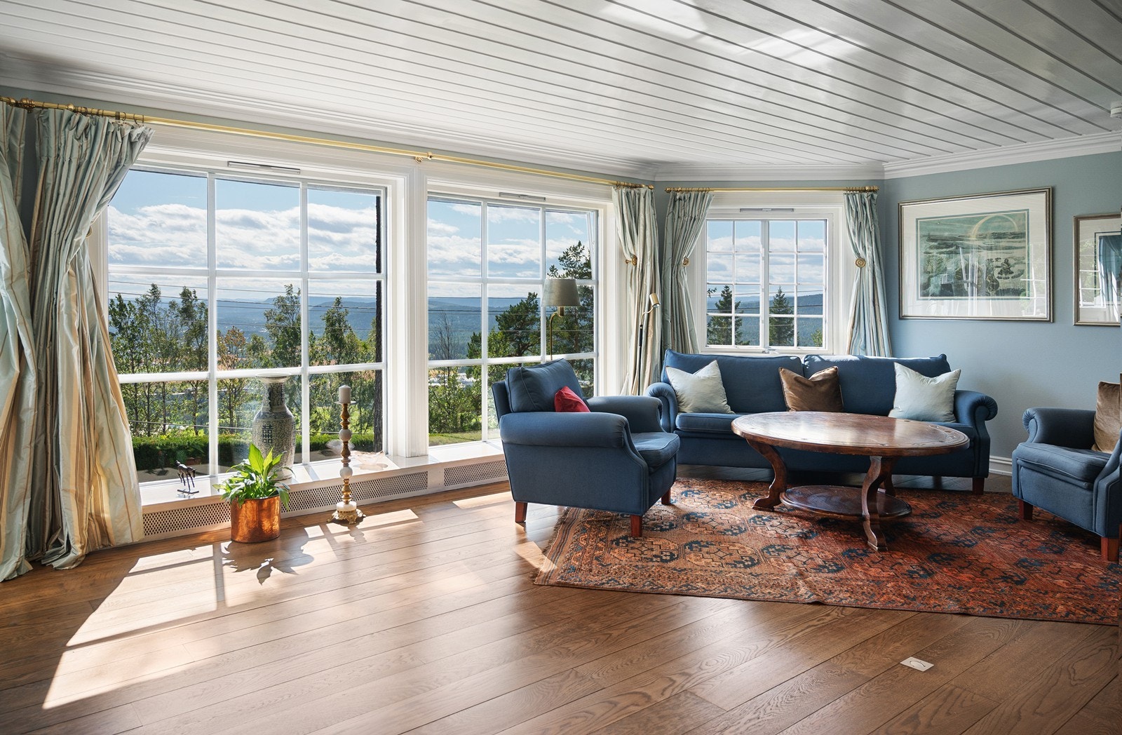 Herlig utsikt fra alle oppholdsrom i denne etasjen Galleribilde