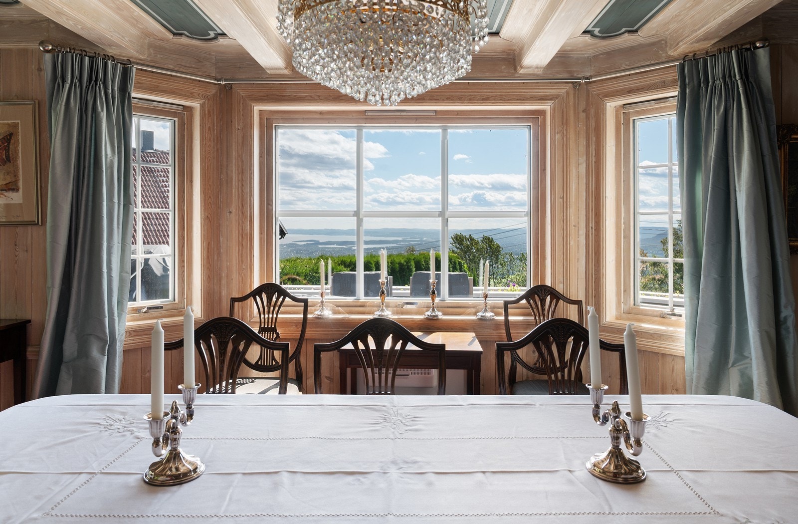 Flott utsikt gjennom de store vinduene også i spisestuen Galleribilde