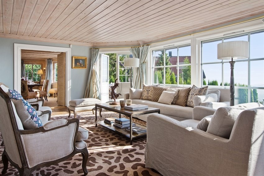 Stor flott stue med herlig panoramautsikt via store vindusflater fra gulv til tak langs hele rommet (ps. himlingen i stuen er p.t. malt og avviker fra dette bildet) Galleribilde