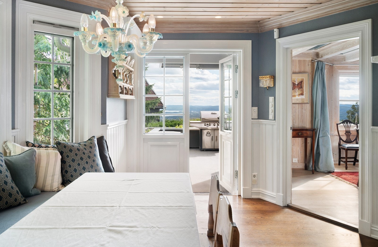 Meget praktisk dobbel utgangsdør til den solrike terrassen Galleribilde