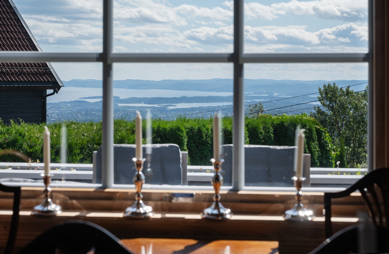 Flott utsikt gjennom de store vinduene også i spisestuen Galleribilde