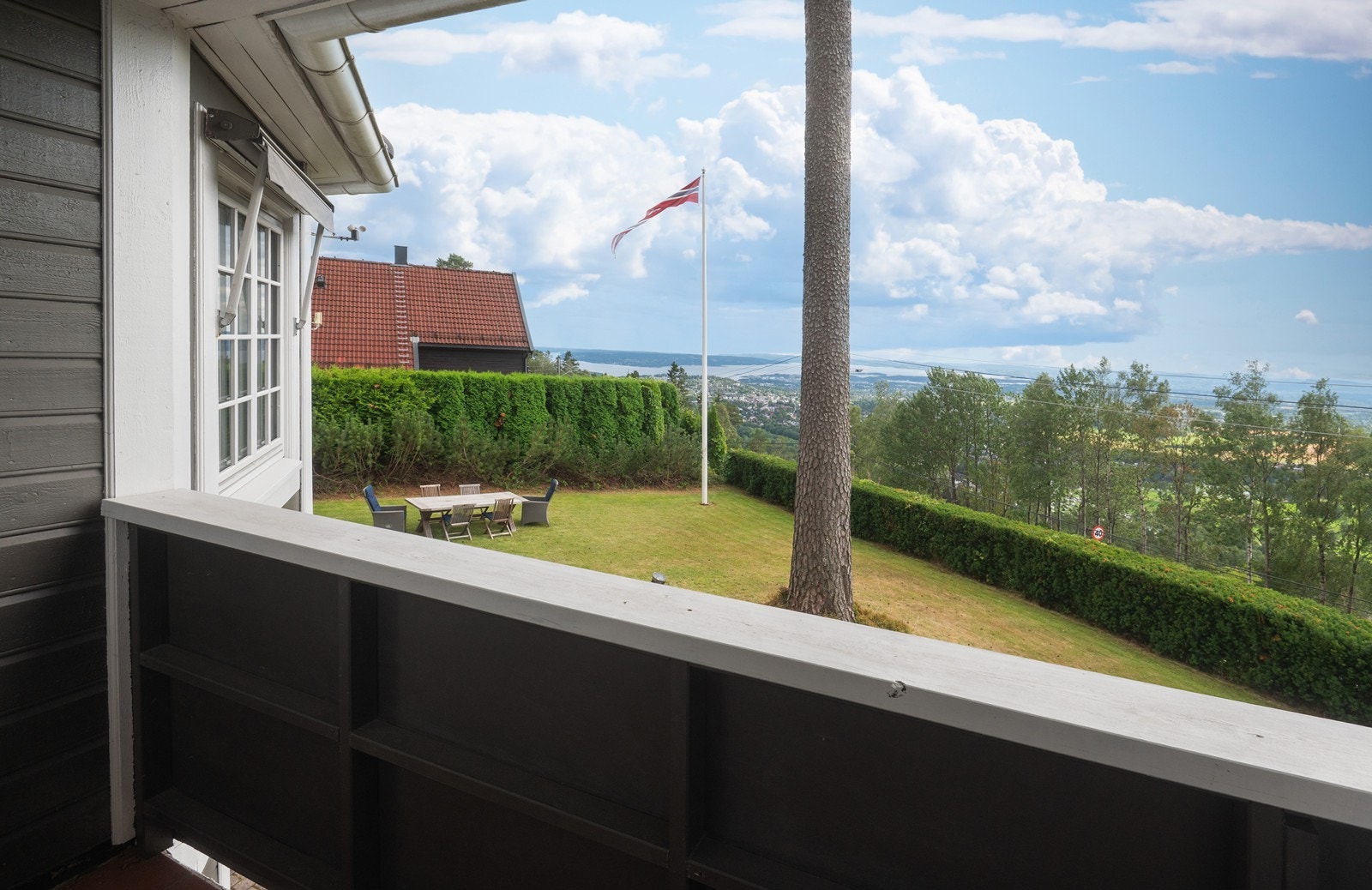 Liten balkong med direkte utgang fra hovedsoverommet Galleribilde