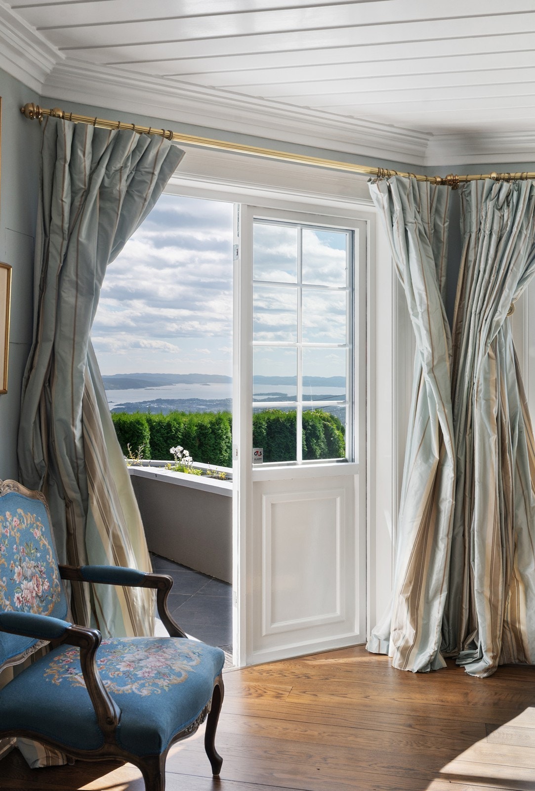 Utgang til stor solrik terrasse med flott panorama fjordutsikt Galleribilde