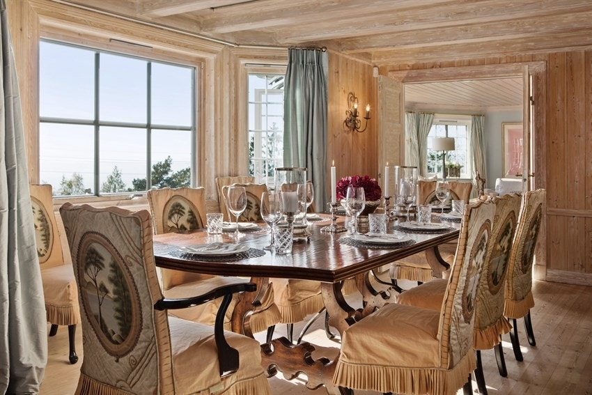 Romslig spisestue som midtstue mellom hovedstuen og spisekjøkkenet - store vindusflater mot utsikten også her Galleribilde