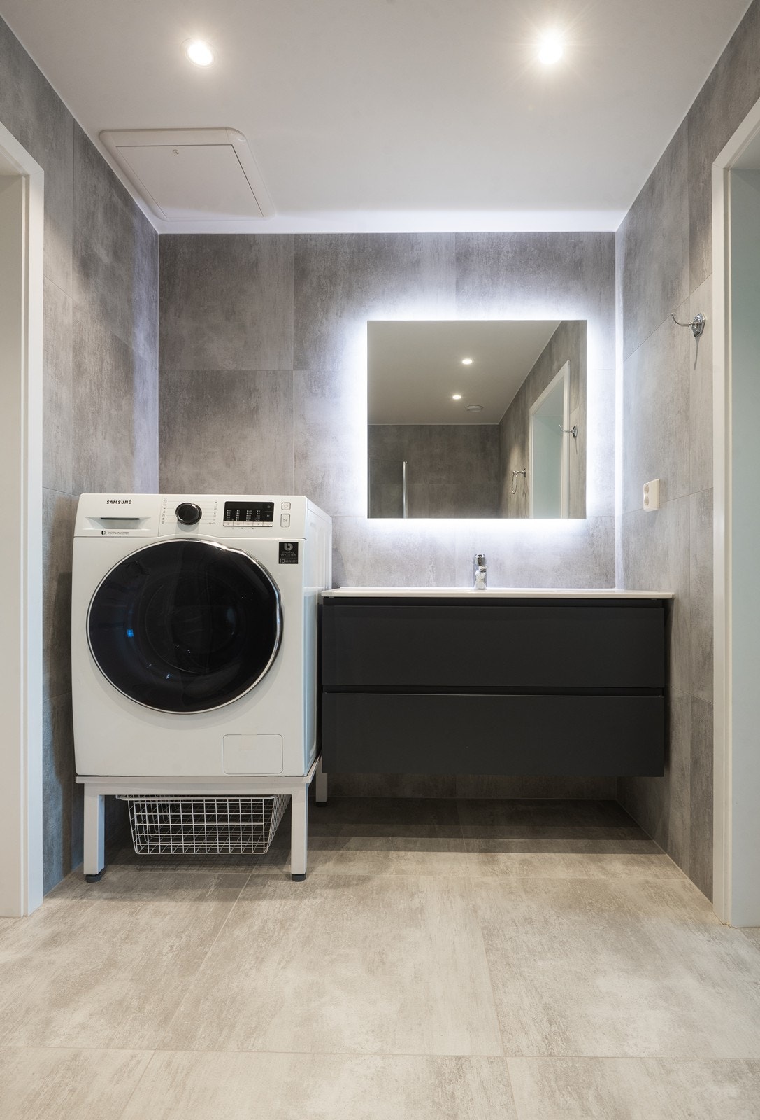 Nytt moderne bad tilknyttet hybel og med gjennomgående dør inn til hoveddel. Galleribilde