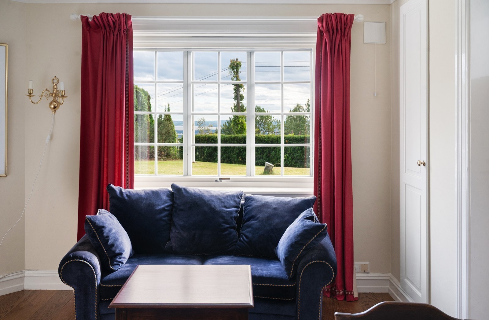 Fint lys og utsikt også fra dette oppholdsrommet som evt. kan brukes som soverom nr. 4 i huset. Galleribilde