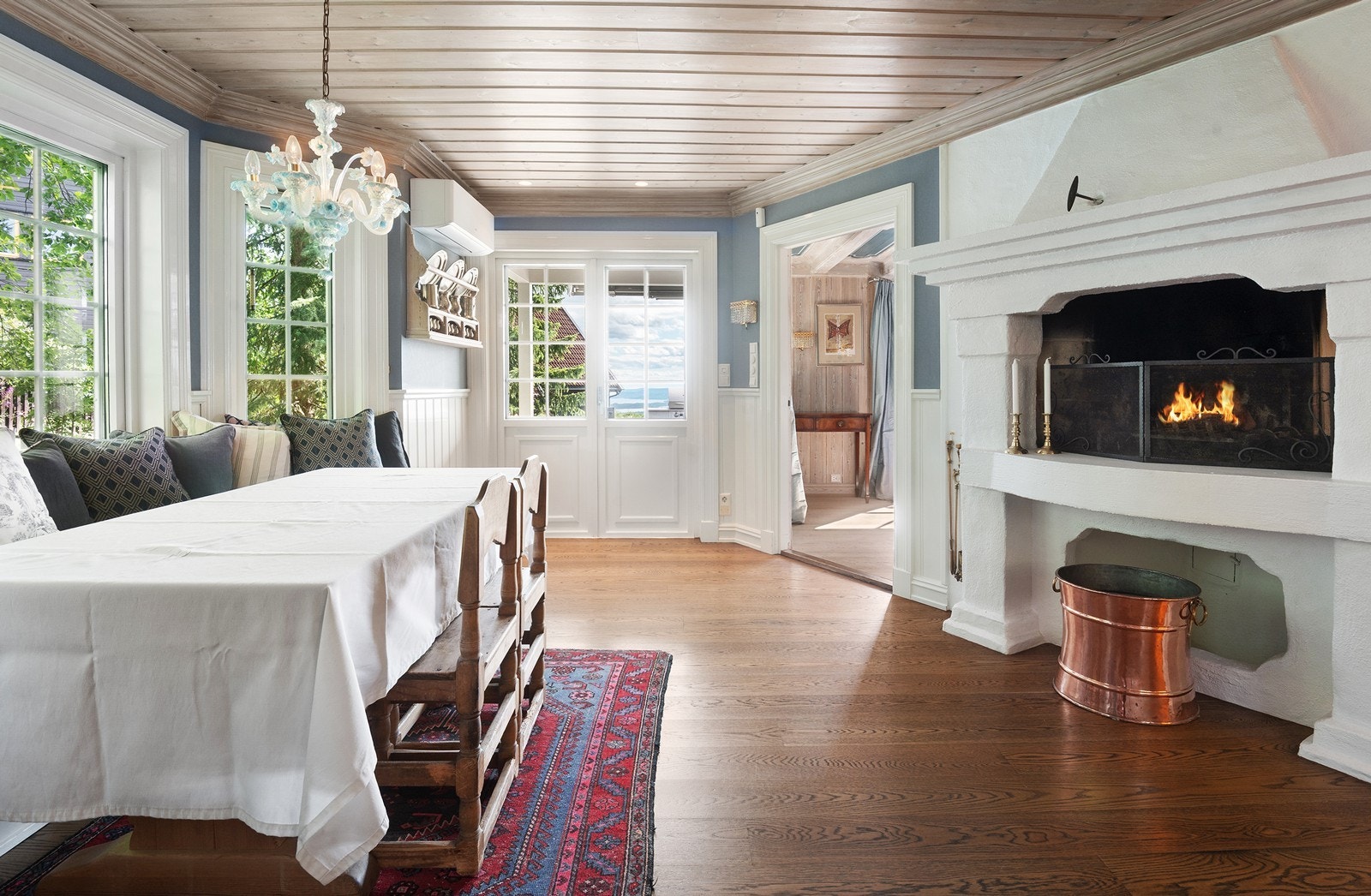 Det flommer inn lys i de aller fleste rom på hovedplanet i denne boligen da vinduene følger hovedfasaden rundt Galleribilde