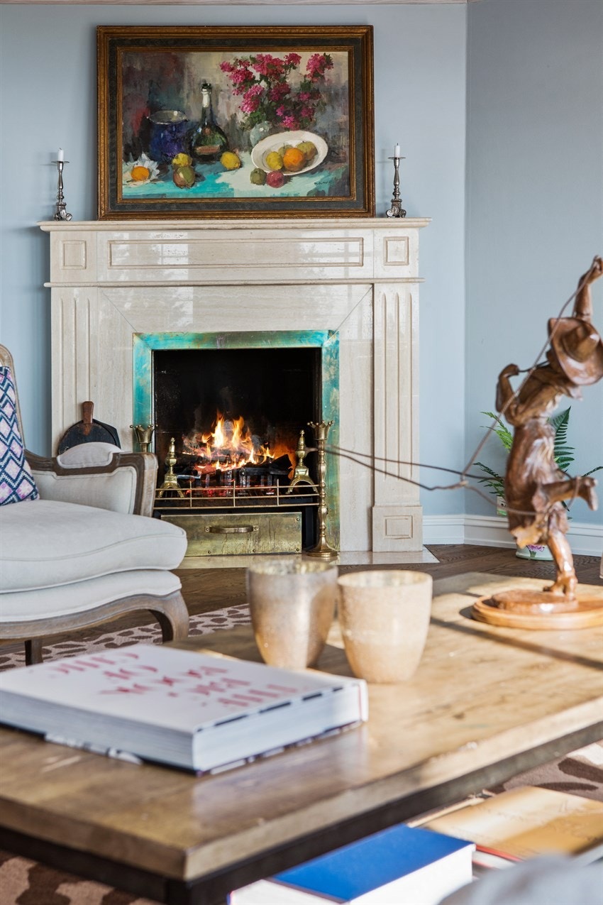 Klassisk hjørnepeis i stuen Galleribilde