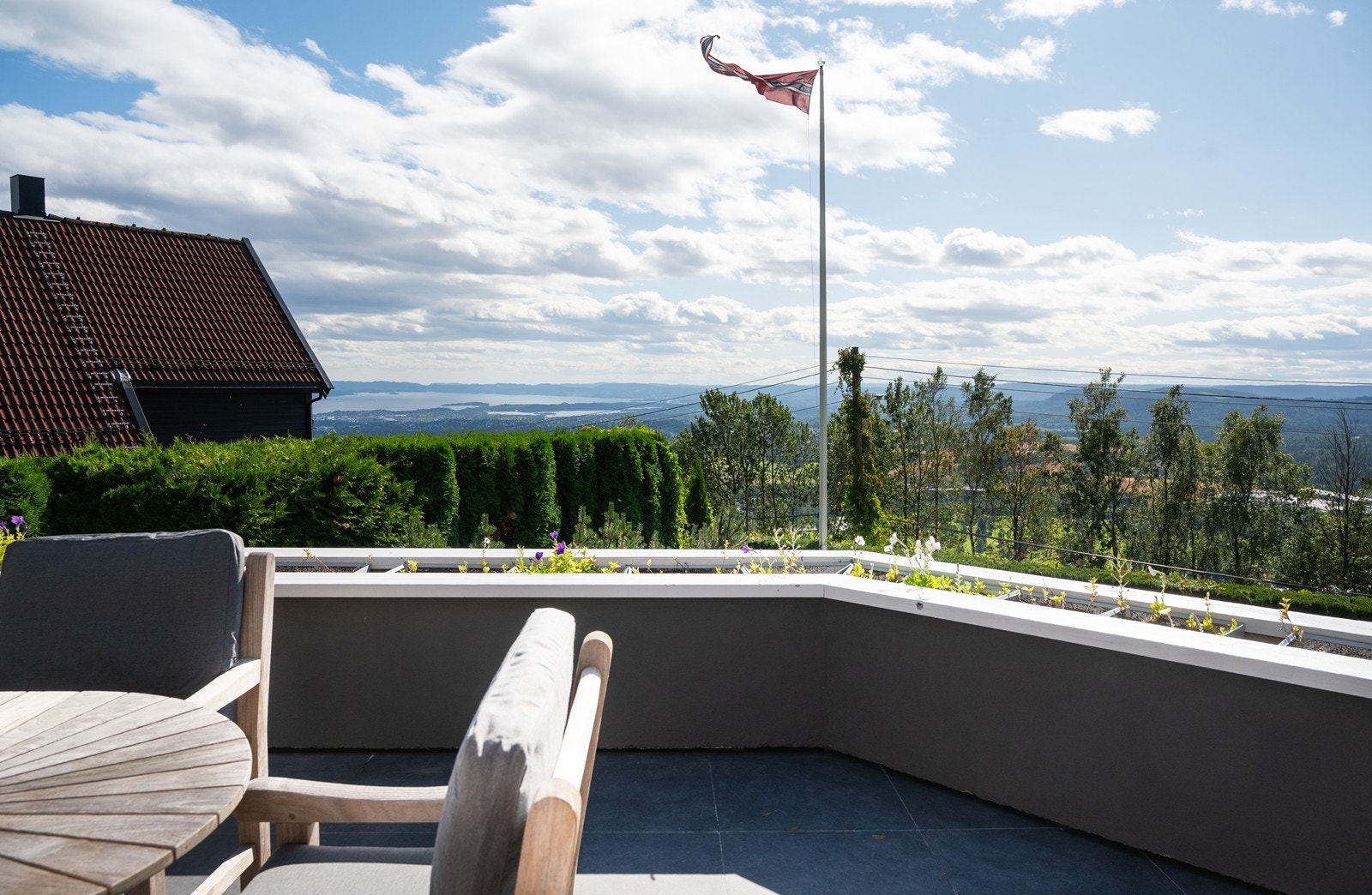 Flott panoramautsikt mot både Oslofjorden, Bærumsmarka og mot Bogstadvannet og marka innenfor Galleribilde