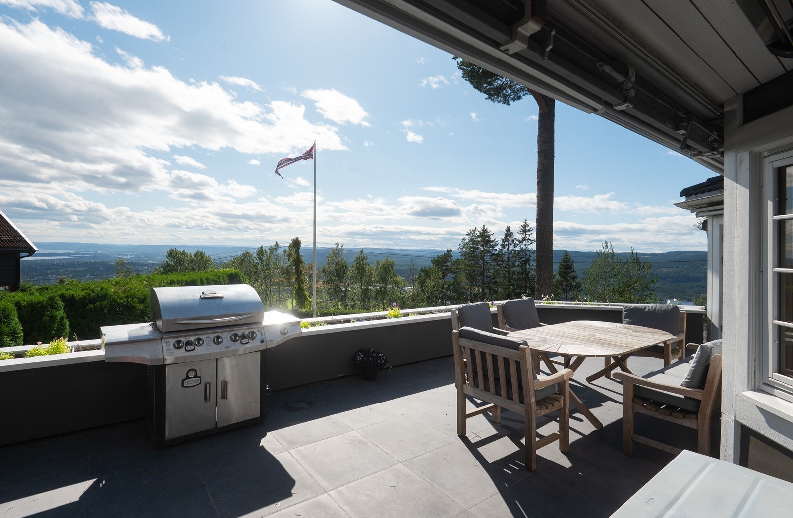 Stor solrik terrasse med flott panorama fjordutsikt. Utgang til terrassen fra både stue og spisekjøkken Galleribilde