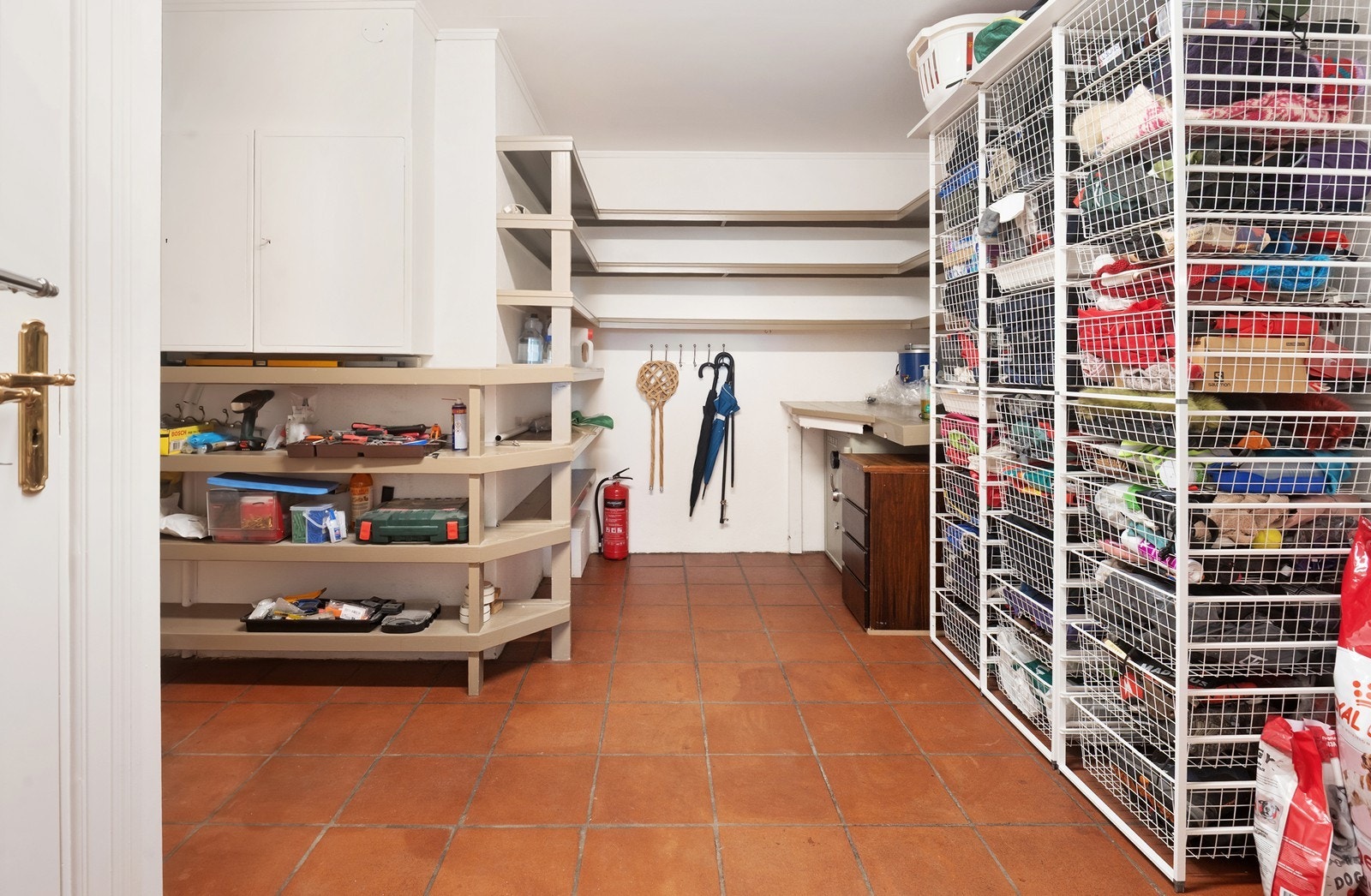 Bra med bodplass i huset - her bodrom med gjennomgang til garasjen Galleribilde