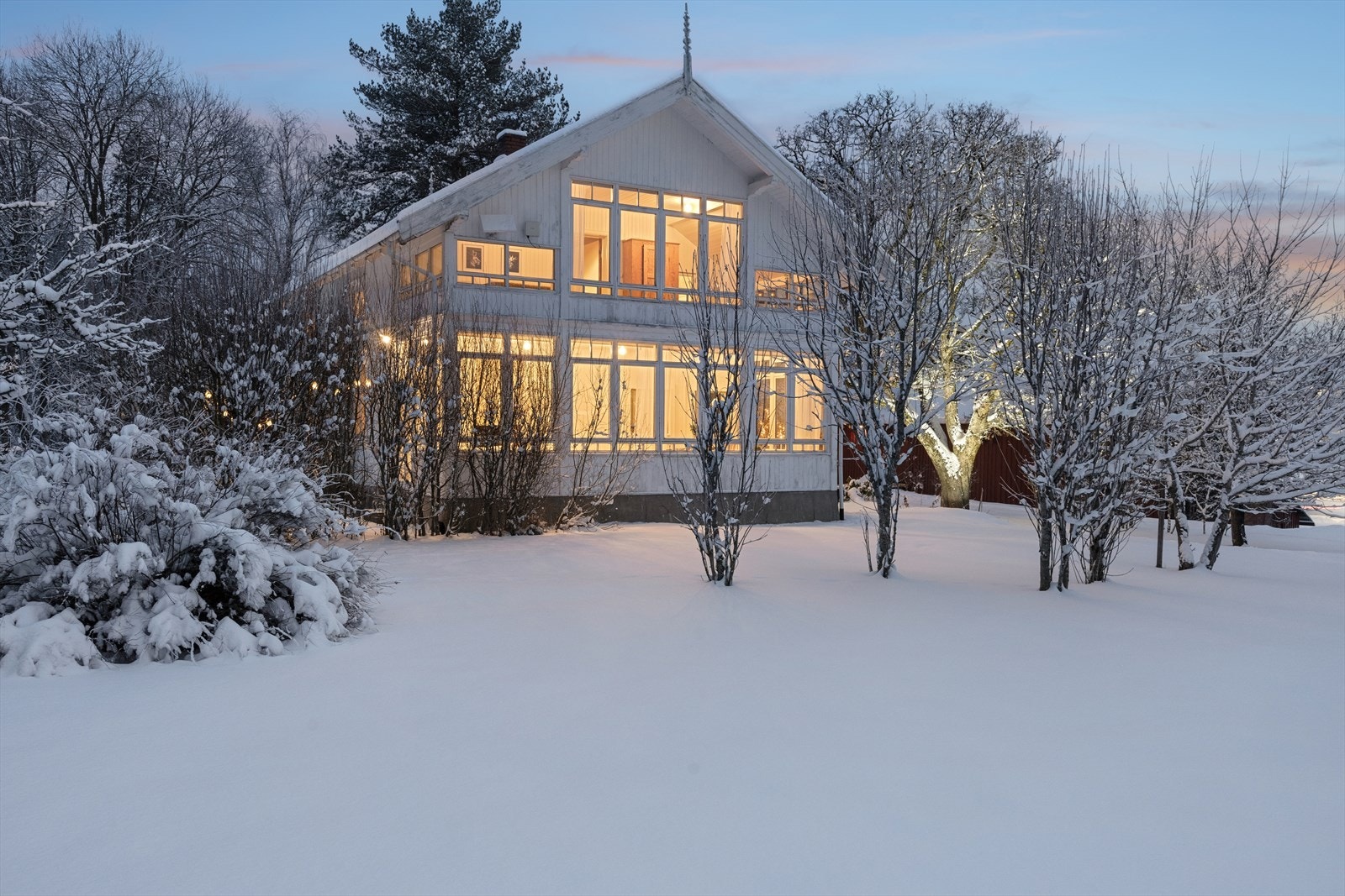 Boligen sett i rolige og vinterlige omgivelser. Galleribilde