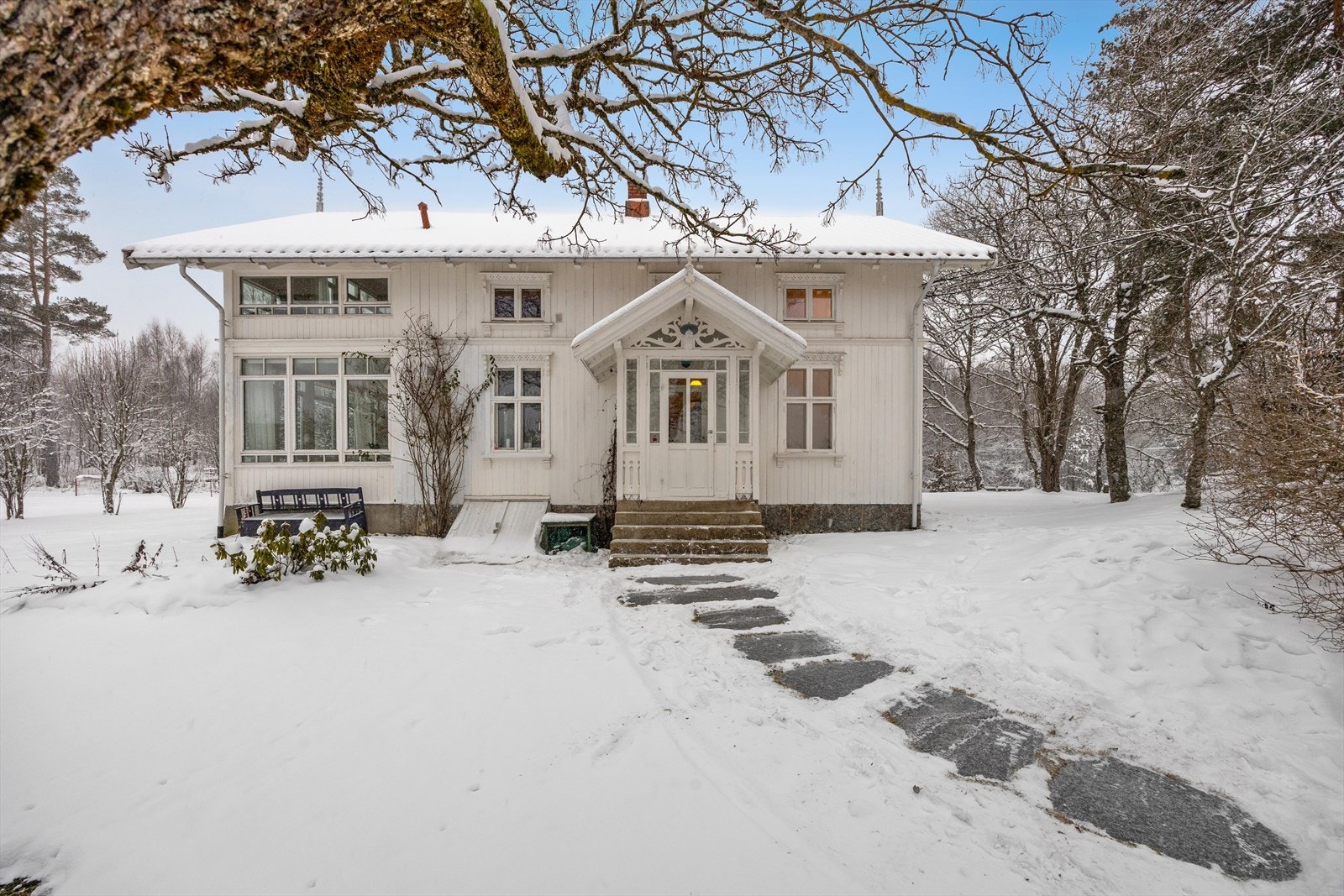 Opp mot inngangspartiet er det en steinlagt sti. Galleribilde