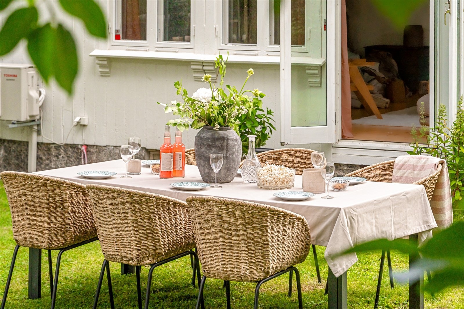 Spisebordet ute gjør hagen til et naturlig samlingspunkt på varme dager. Galleribilde