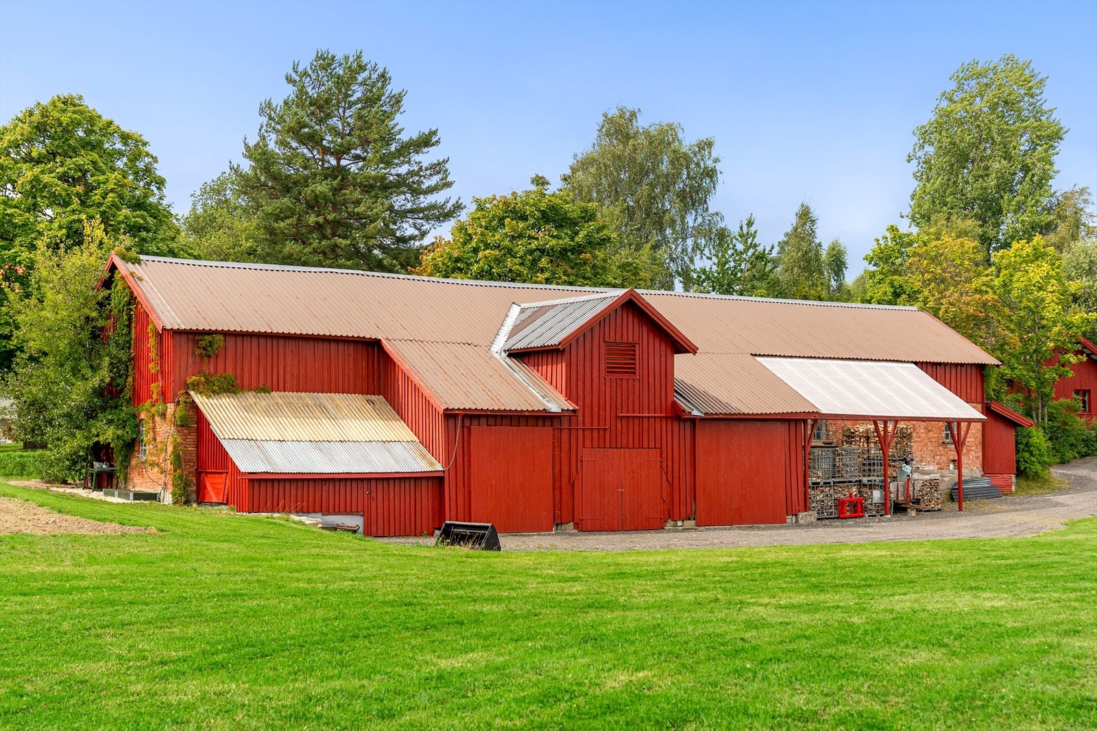 Låven er innholdsrik og innehar masse lagringsplass og en helt egen bar. Galleribilde