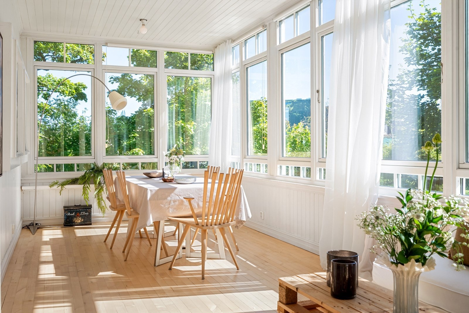 Spisestuen med dagslys. Galleribilde