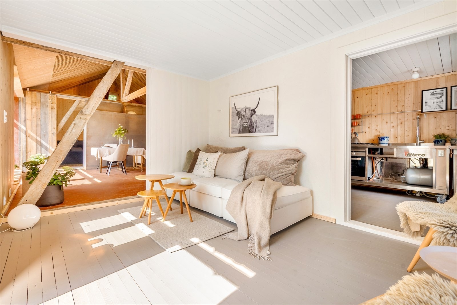 Stue/spisestue sett fra hjørnet av rommet. Galleribilde