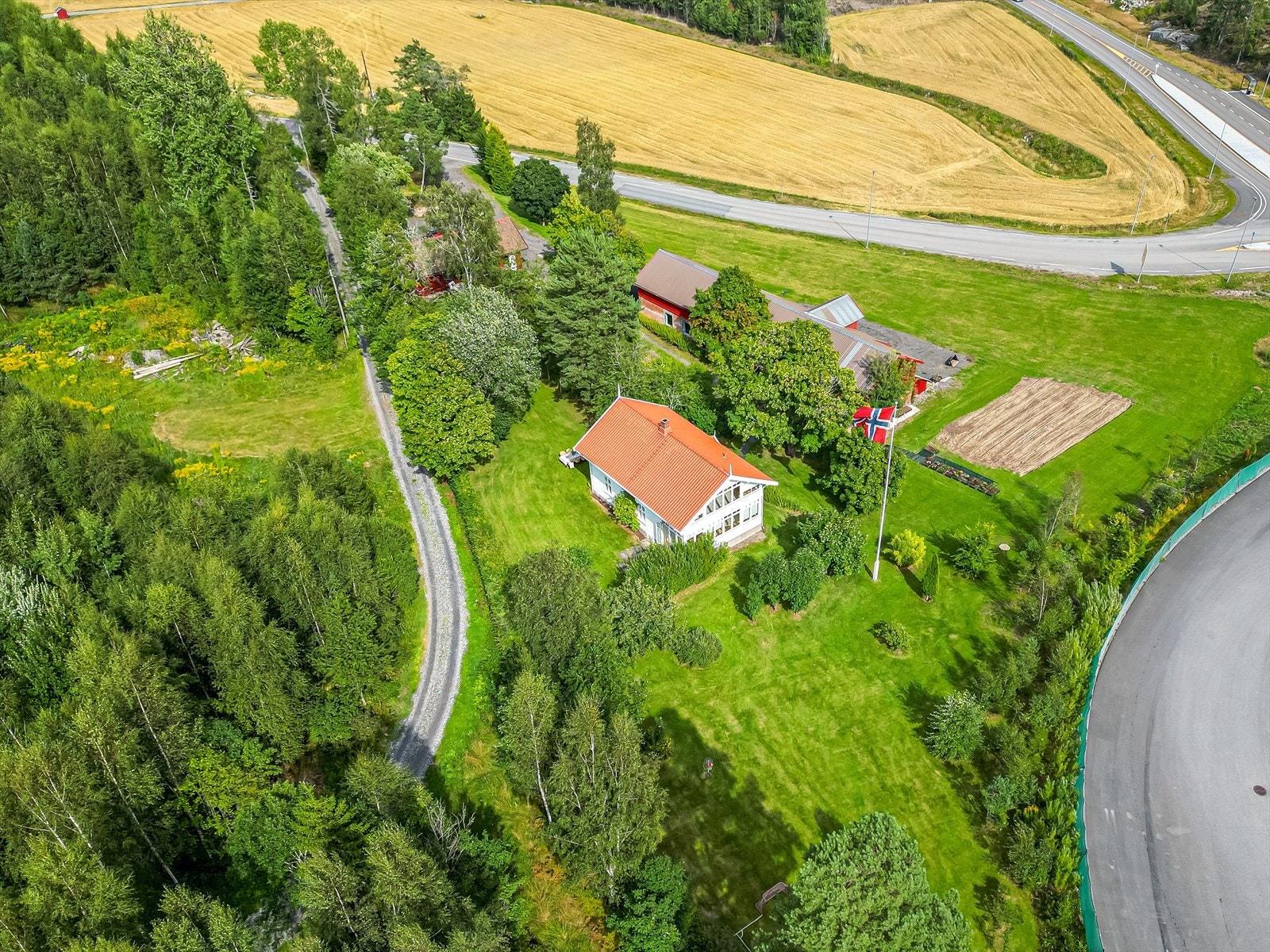 Her får man virkelig følelsen av å bo tett på naturen! Småbruket rammes inn av grønne omgivelser og skog like utenfor døren. Galleribilde