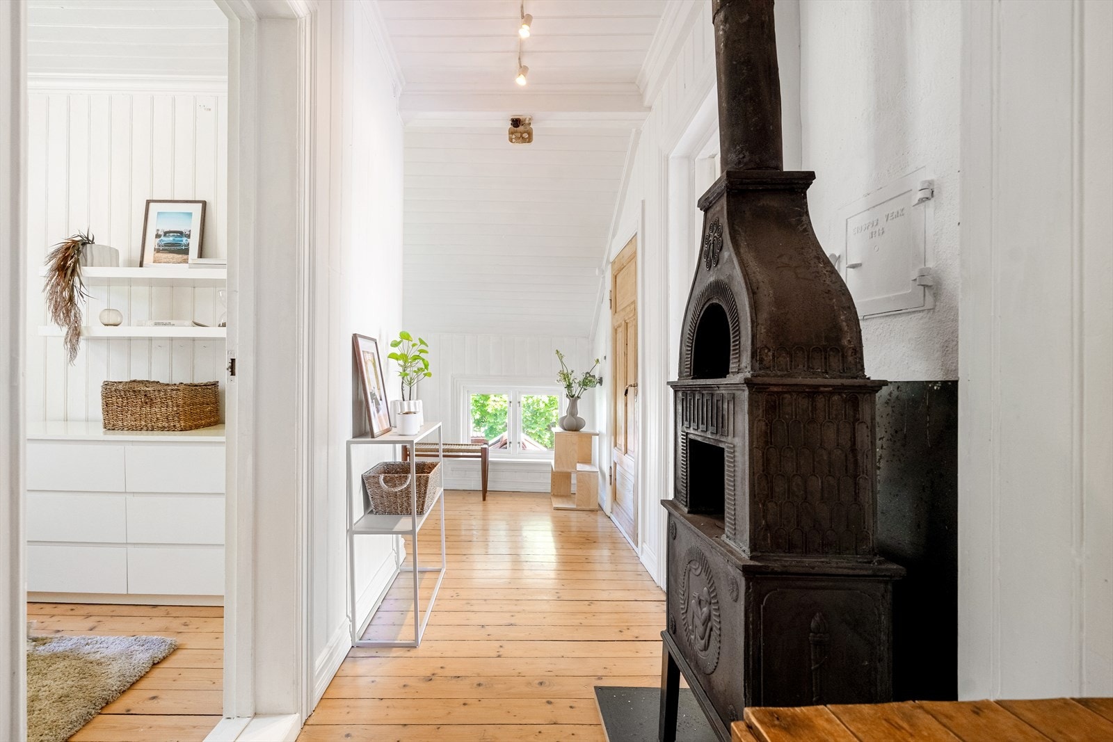 Gangen i 2.etasje i hovedbygget. Galleribilde