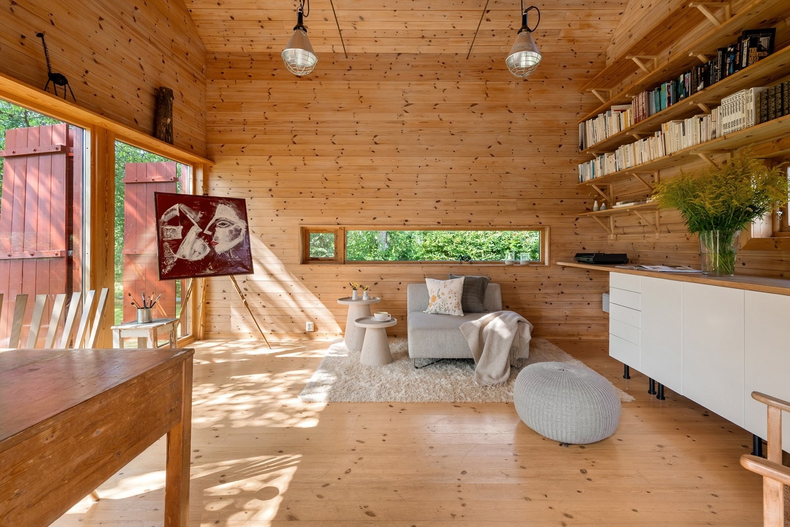 Innsiden av stabburet. Bygningen er i dag innredet som bibliotek/kontor. Galleribilde