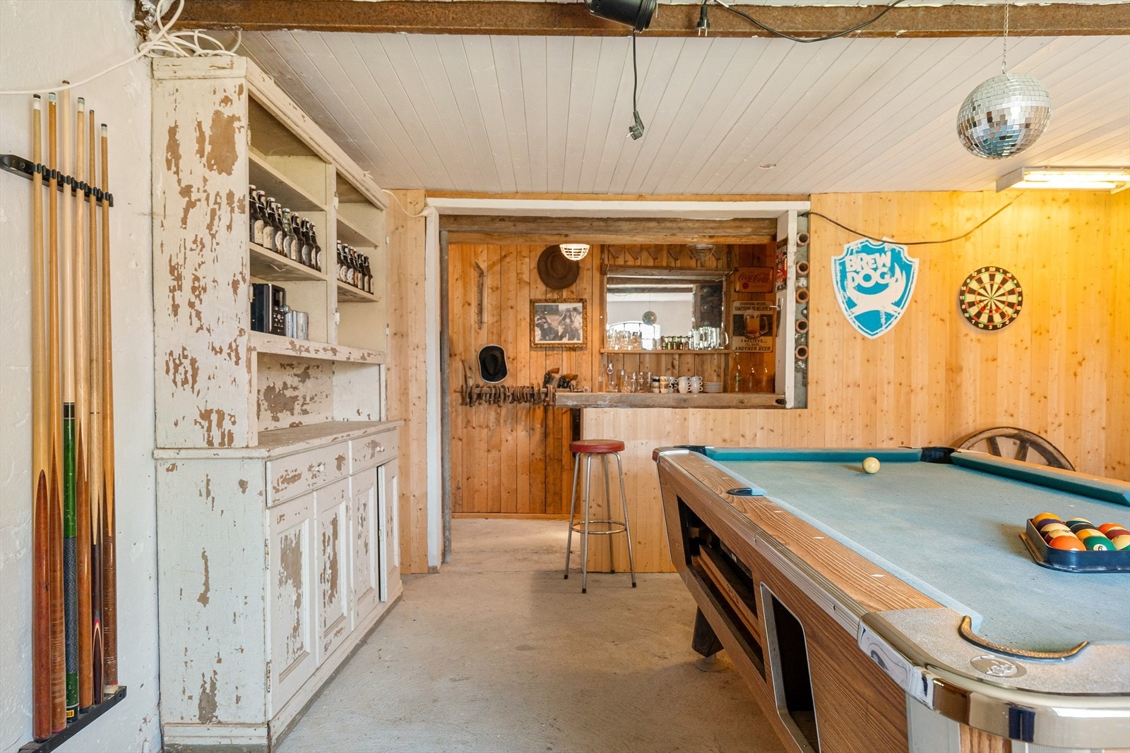 Bar, biljard og dart i en del av låven gjør rommet til et levende og spennende tilskudd til eiendommen. Galleribilde