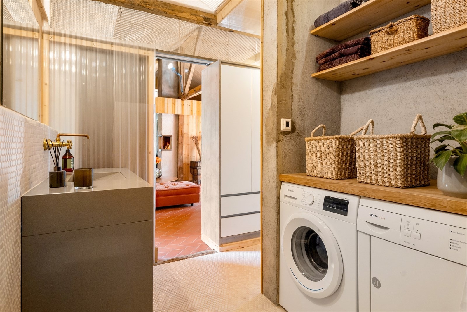Bad tilhørende uthuset med hvitevarer (vaskemaskin og tørketrommel). Galleribilde