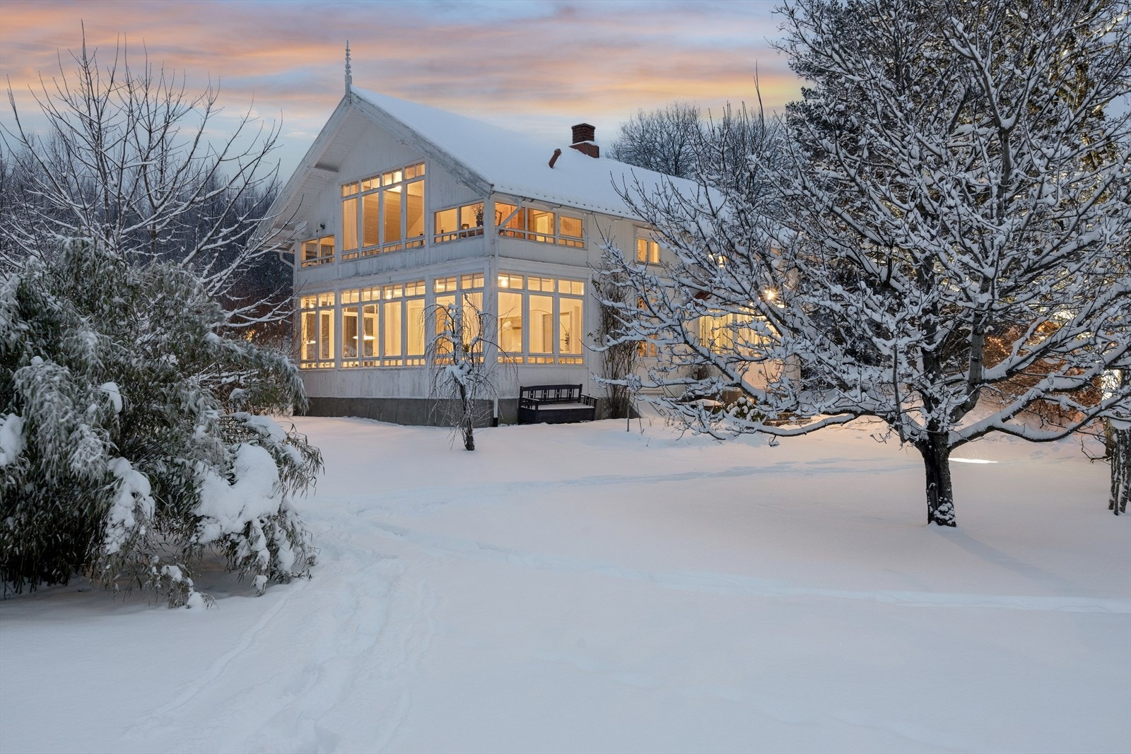 Det er skiløype 150m fra eiendommen som går til direkte til skistadion i Drøbak og mye flotte turområder Galleribilde