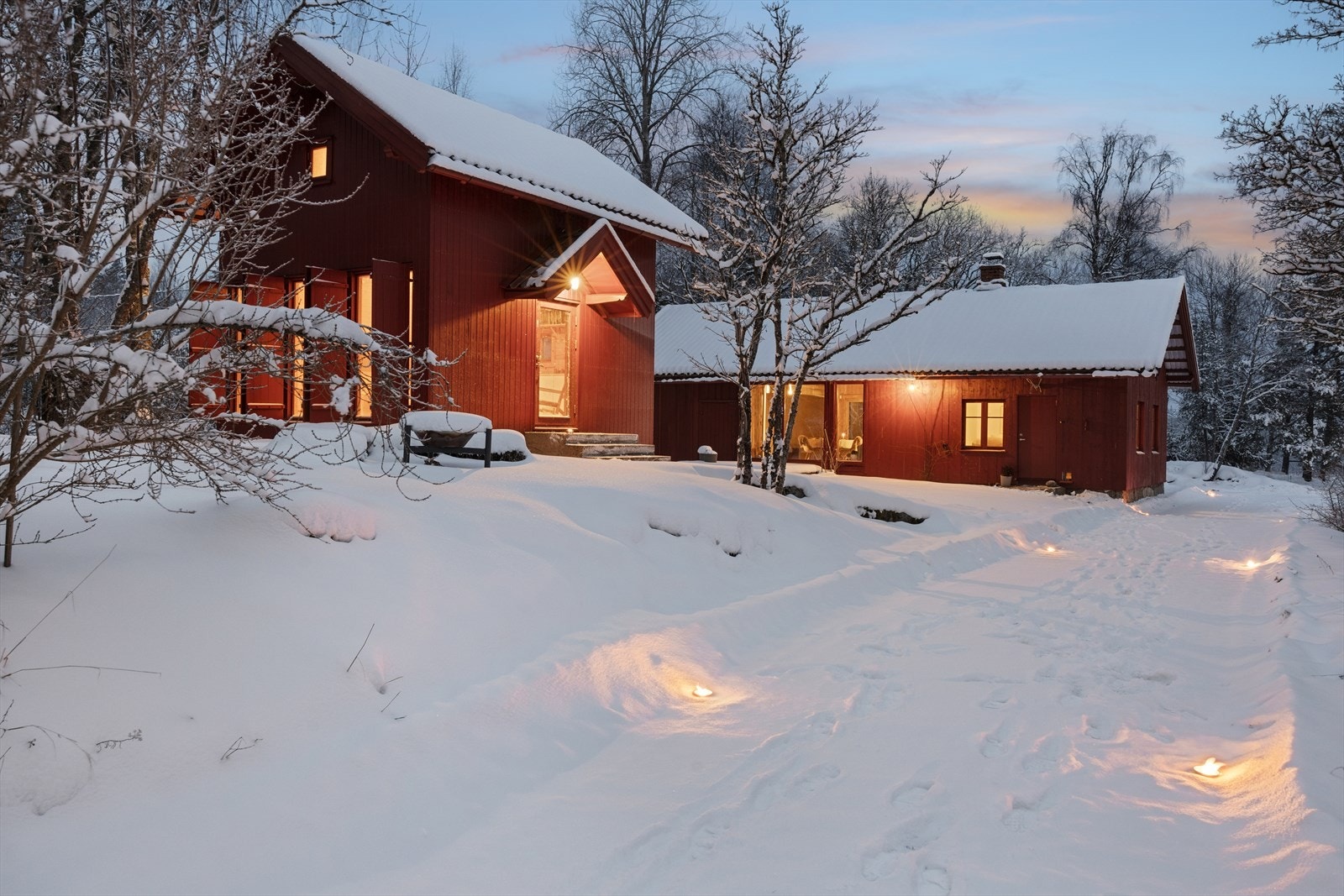 Avsides fra hovedhuset ligger stabburet og annekset tett på hverandre. Galleribilde