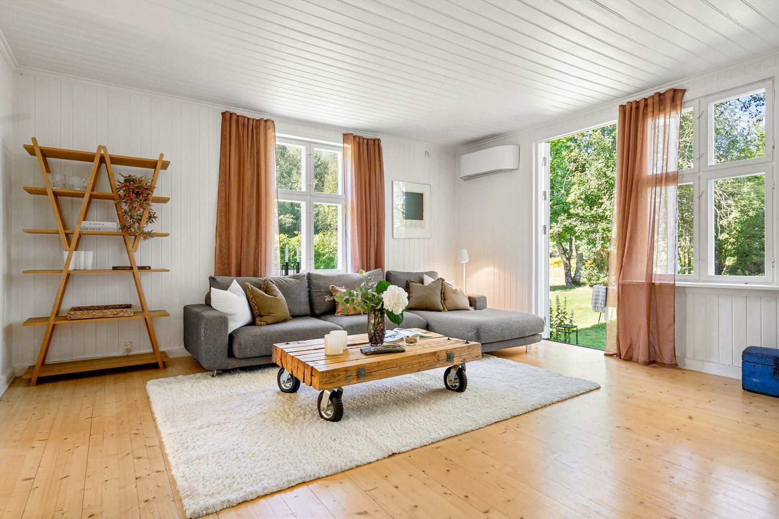 Også dette oppholdsrommet er lyst og romslig. Galleribilde