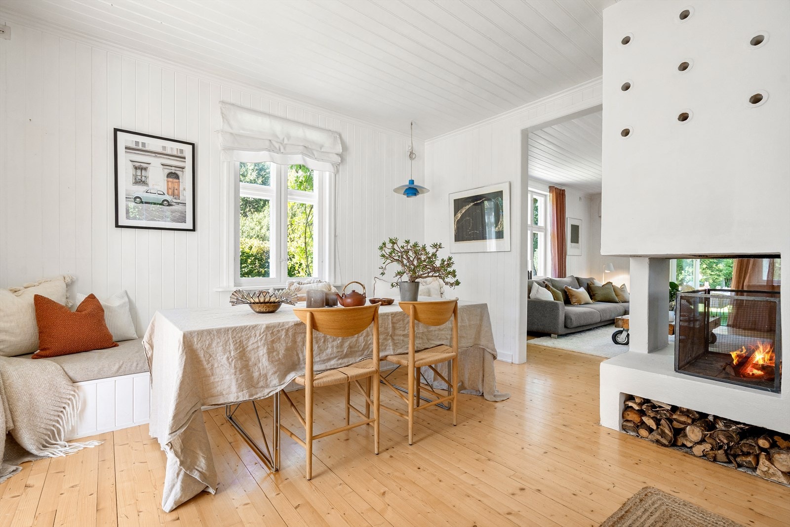 Frokostbord på kjøkkenet med delvis åpen løsning til stuen. Galleribilde