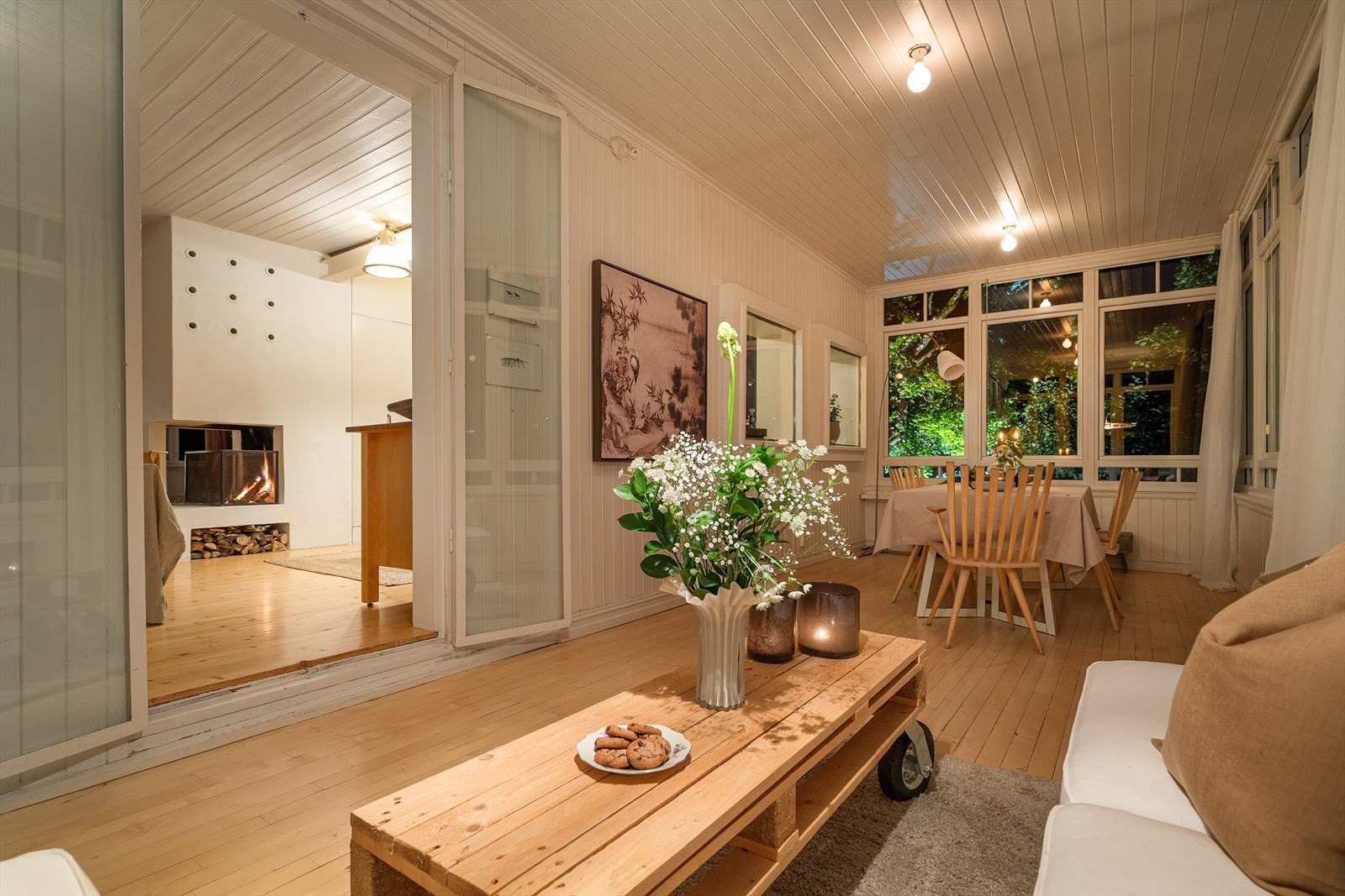 Spisestuen i hovedhuset. Galleribilde