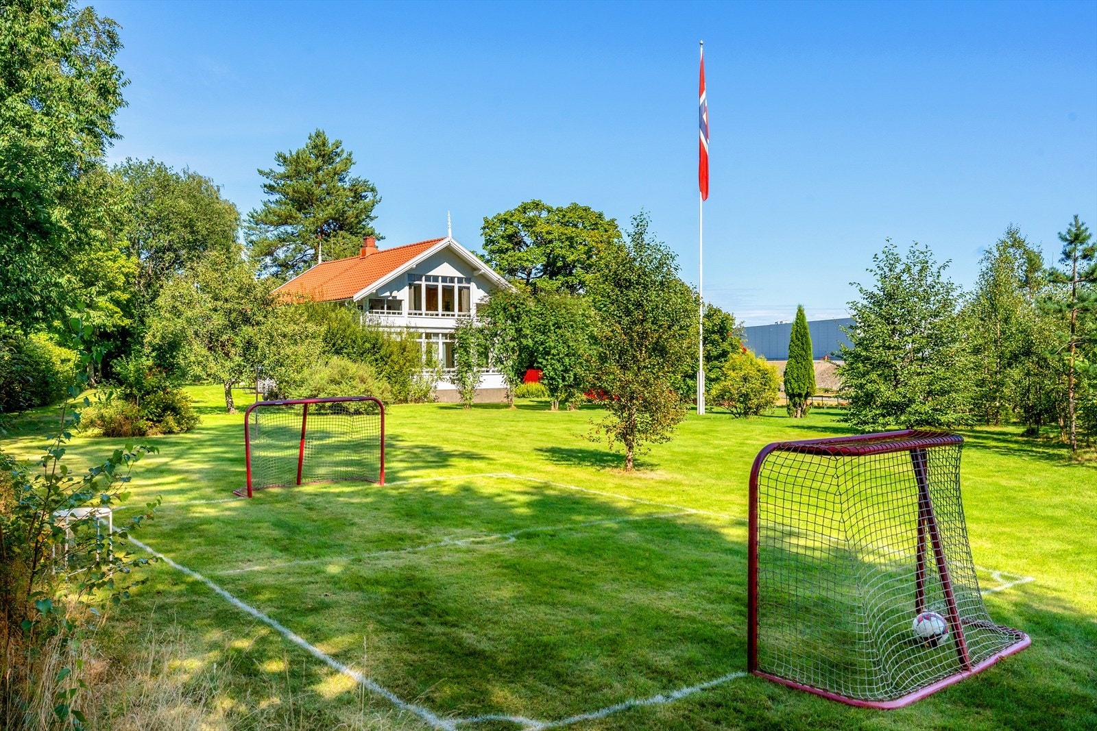 Hagens helt egne "mini fotballbane". Galleribilde