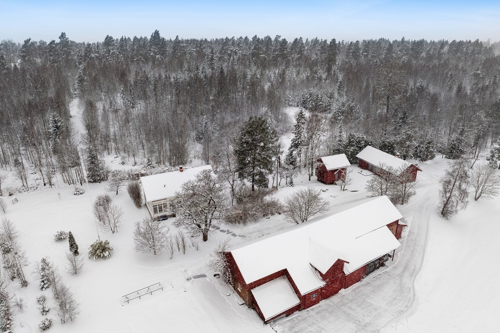 Eiendommen består av 4 bygninger. Hovedhus, låve, stabbur og uthus. Galleribilde