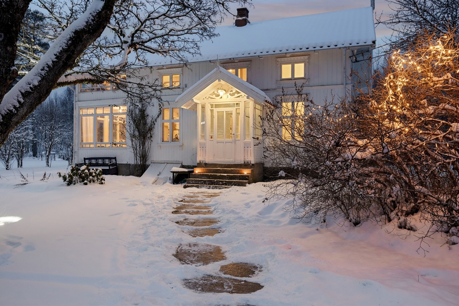 Hovedhuset til eiendommen fra forsiden. Galleribilde