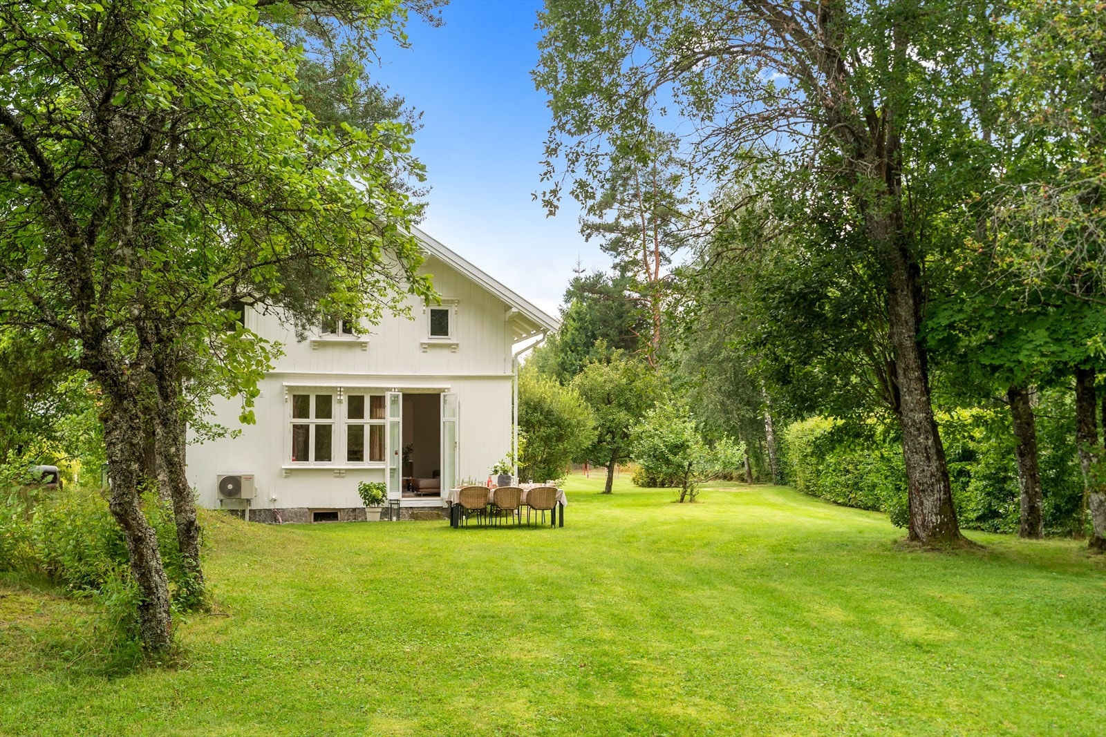Eiendommens uteplass innbyr til samvær og sosiale lag, der måltidene kan nytes under åpen himmel. Galleribilde