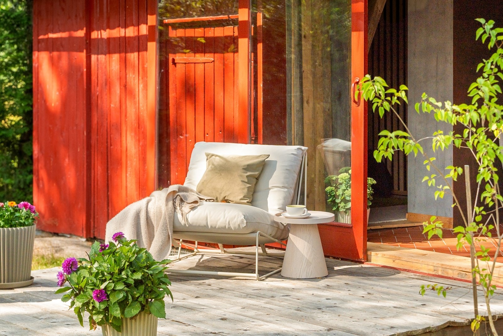 Platting med utestol viser at uthuset er like innbydende ute som inne. Galleribilde